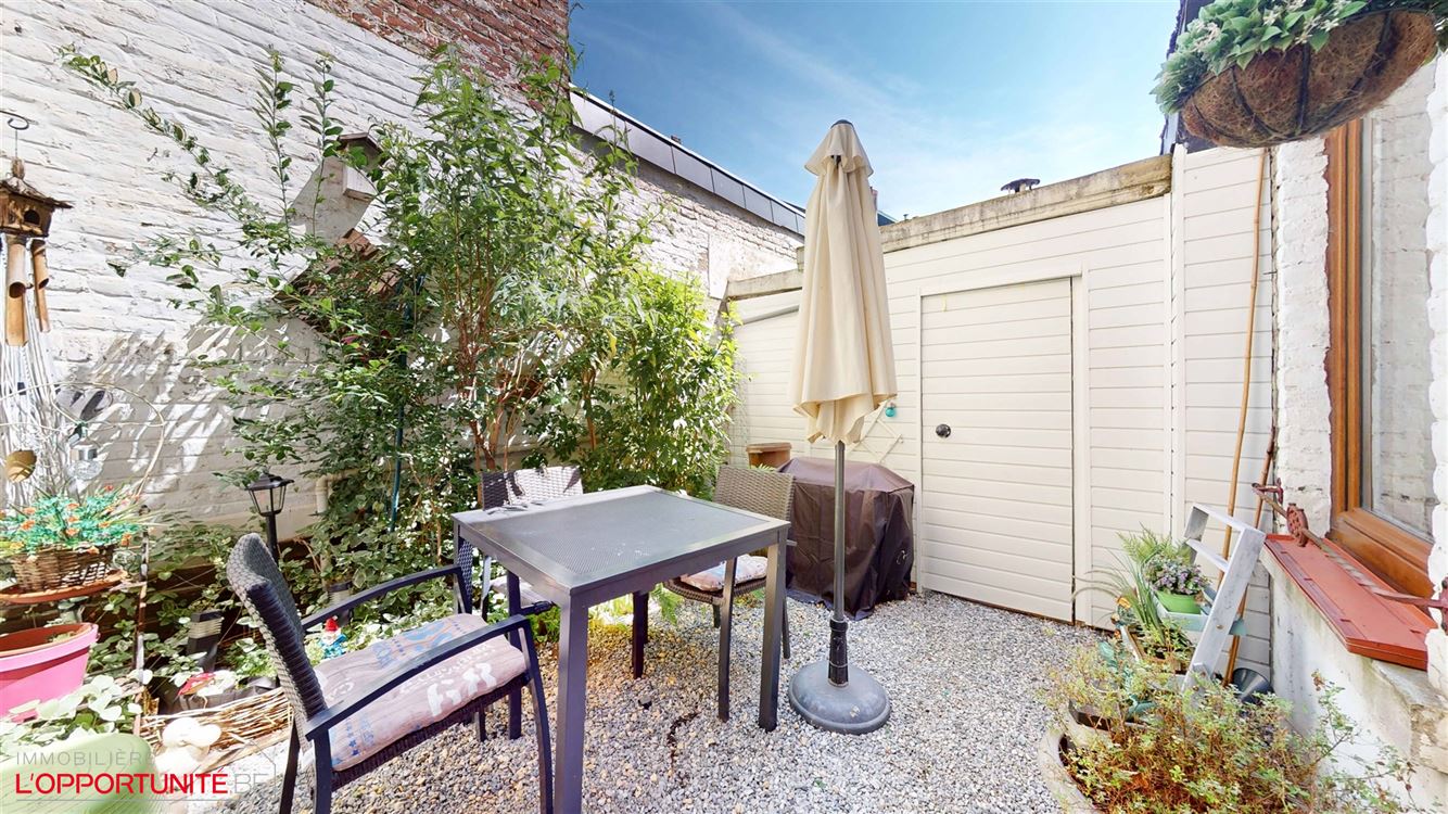 Magnifique maison de maitre, 3 chambres, grand grenier, cour et possiblite de louer un garage.