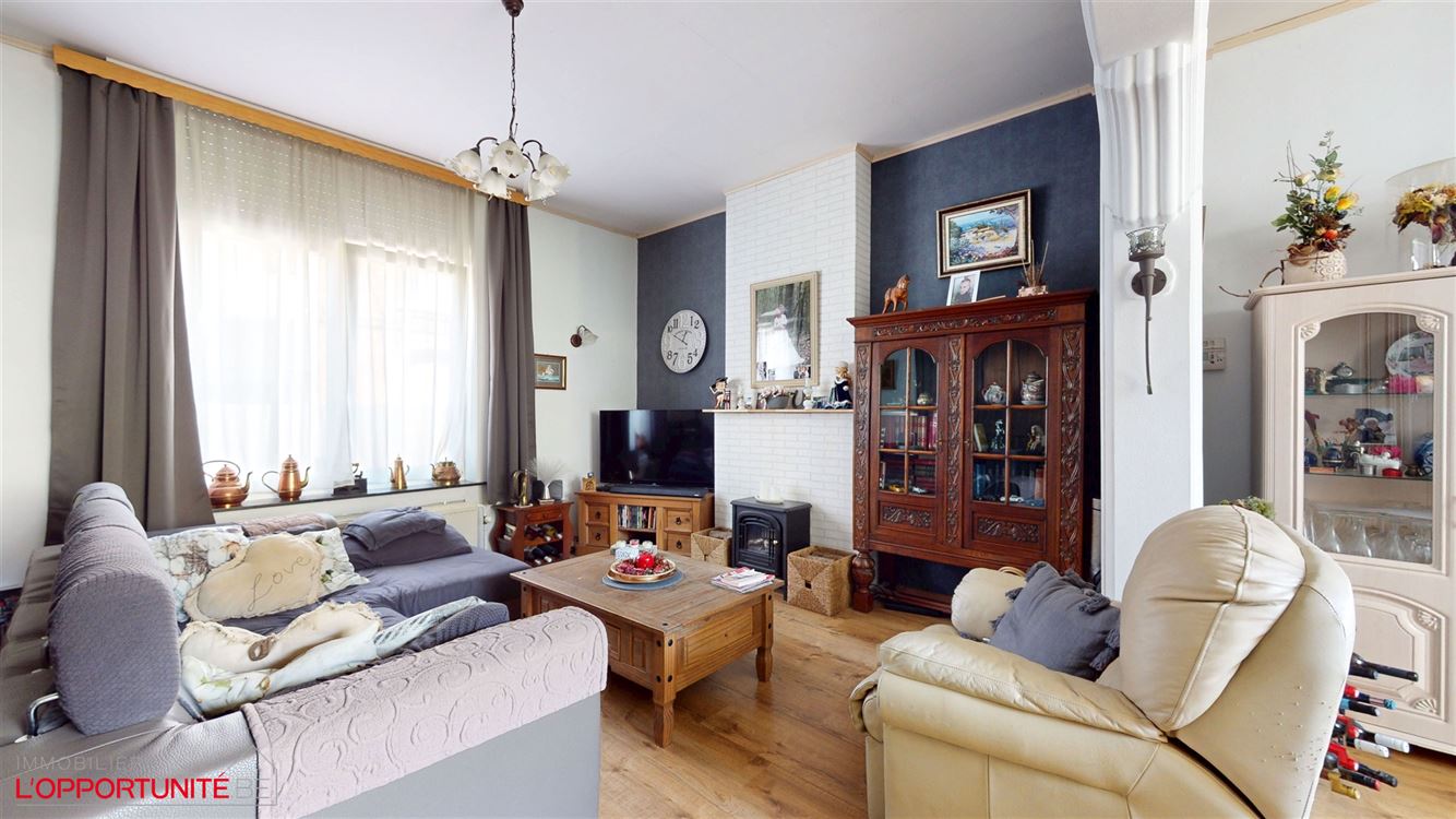 Magnifique maison de maitre, 3 chambres, grand grenier, cour et possiblite de louer un garage.