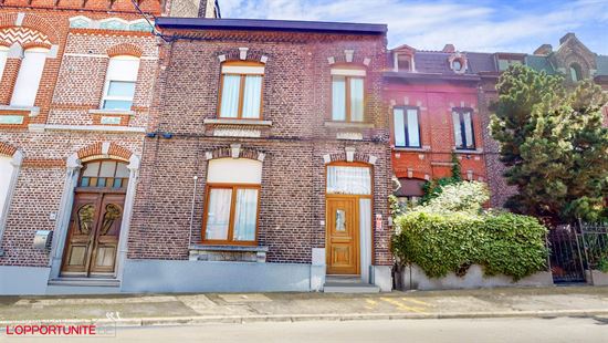 Magnifique maison de maitre, 3 chambres, grand grenier, cour et possiblite de louer un garage.
