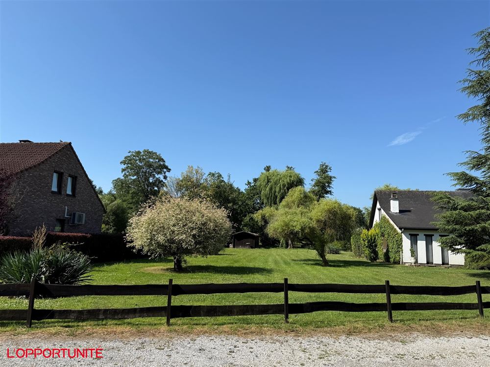 Exceptionnel terrain de 11,50 ares. Orientation SUD.