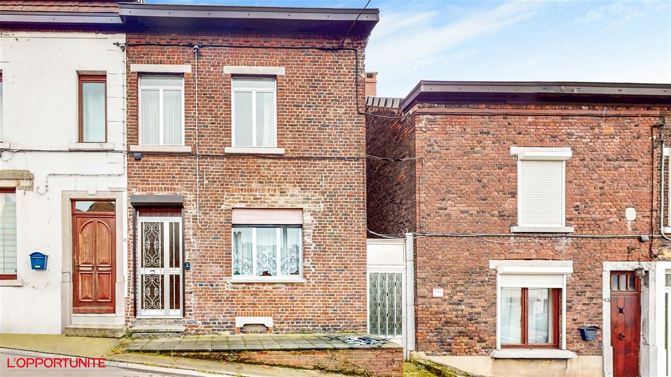 Belle maison trois chambres, garage (en option) et beau jardin. Passage mitoyen avec servitude de passage.
