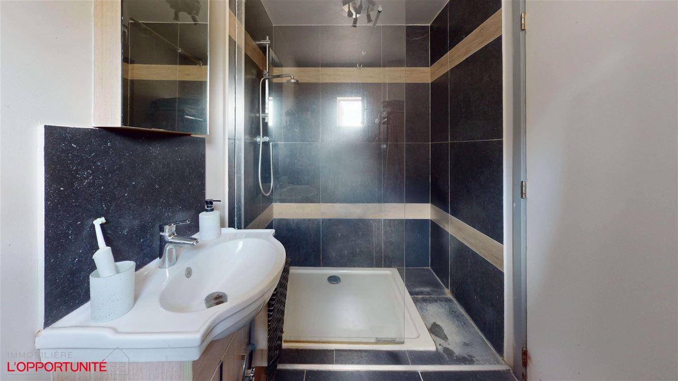 Splendide maison entièrement rénovée trois chambres, avec grande terrasse, parking, garage et studio totalement independant loué 700€/mois charges comprises.