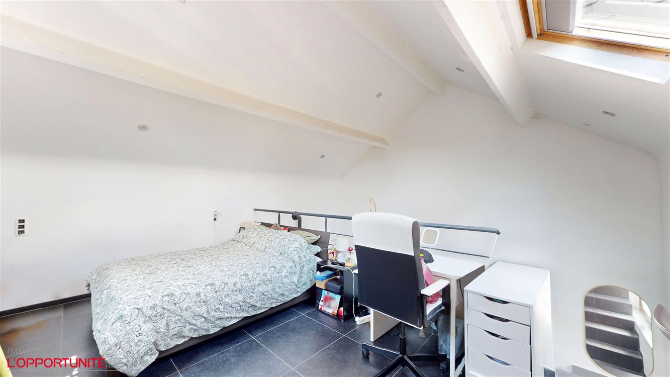 Splendide maison entièrement rénovée trois chambres, avec grande terrasse, parking, garage et studio totalement independant loué 700€/mois charges comprises.