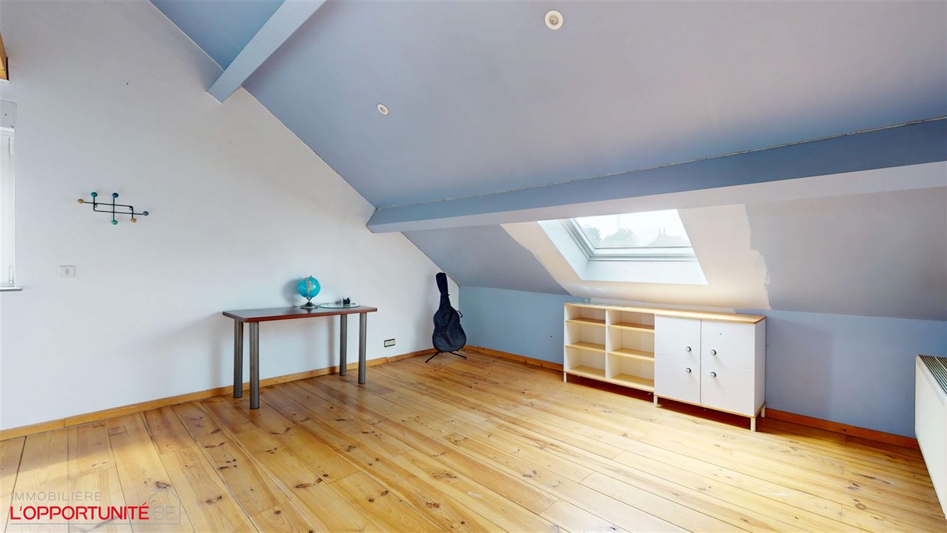 Splendide maison entièrement rénovée trois chambres, avec grande terrasse, parking, garage et studio totalement independant loué 700€/mois charges comprises.