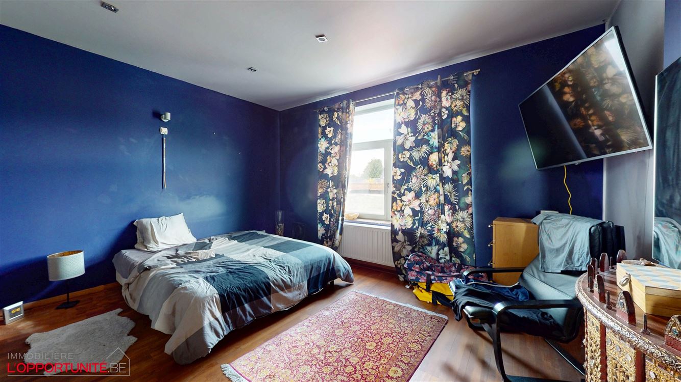 Splendide maison entièrement rénovée trois chambres, avec grande terrasse, parking, garage et studio totalement independant loué 700€/mois charges comprises.