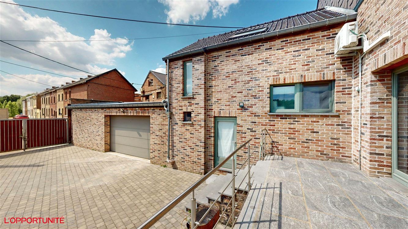 Splendide maison entièrement rénovée trois chambres, avec grande terrasse, parking, garage et studio totalement independant loué 700€/mois charges comprises.