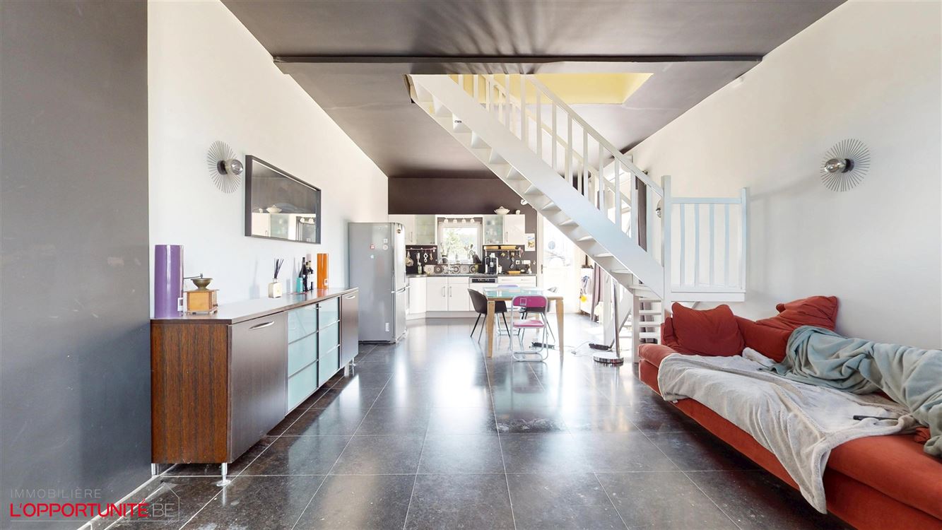 Splendide maison entièrement rénovée trois chambres, avec grande terrasse, parking, garage et studio totalement independant loué 700€/mois charges comprises.