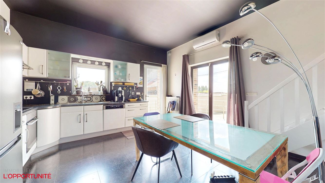 Splendide maison entièrement rénovée trois chambres, avec grande terrasse, parking, garage et studio totalement independant loué 700€/mois charges comprises.