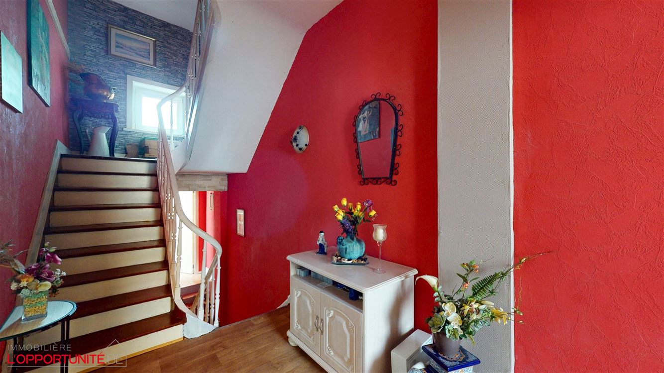 Magnifique maison de maitre, 3 chambres, grand grenier, cour et possiblite de louer un garage.