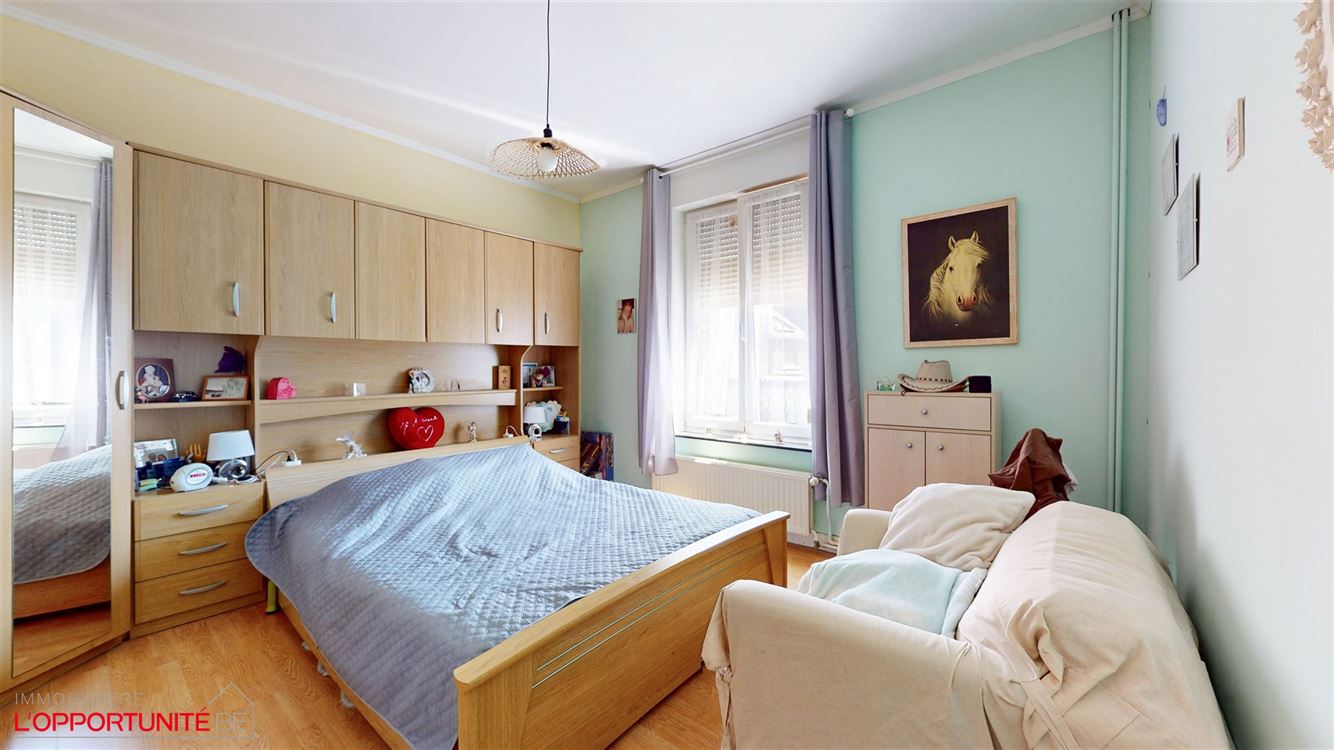 Magnifique maison de maitre, 3 chambres, grand grenier, cour et possiblite de louer un garage.