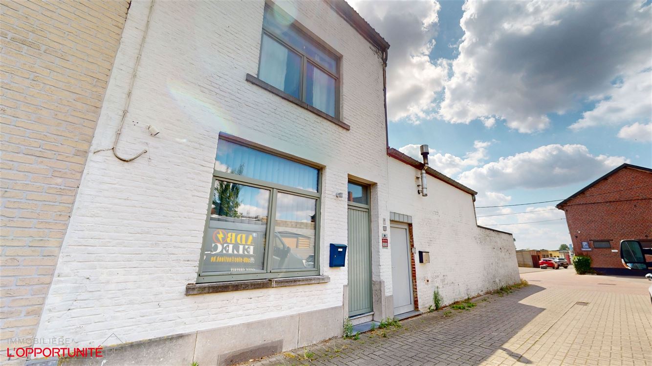 Splendide maison entièrement rénovée trois chambres, avec grande terrasse, parking, garage et studio totalement independant loué 700€/mois charges comprises.