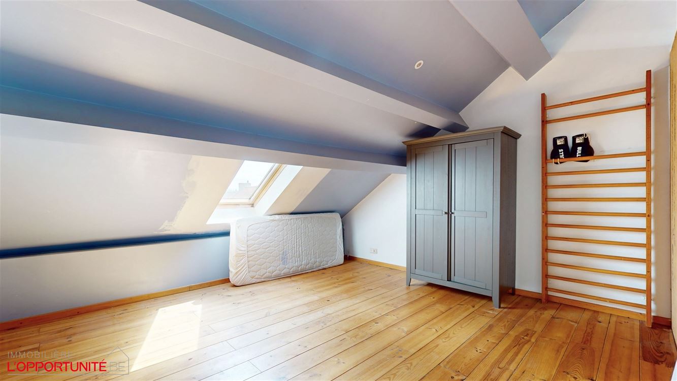 Splendide maison entièrement rénovée trois chambres, avec grande terrasse, parking, garage et studio totalement independant loué 700€/mois charges comprises.