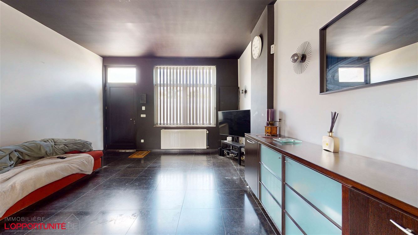 Splendide maison entièrement rénovée trois chambres, avec grande terrasse, parking, garage et studio totalement independant loué 700€/mois charges comprises.