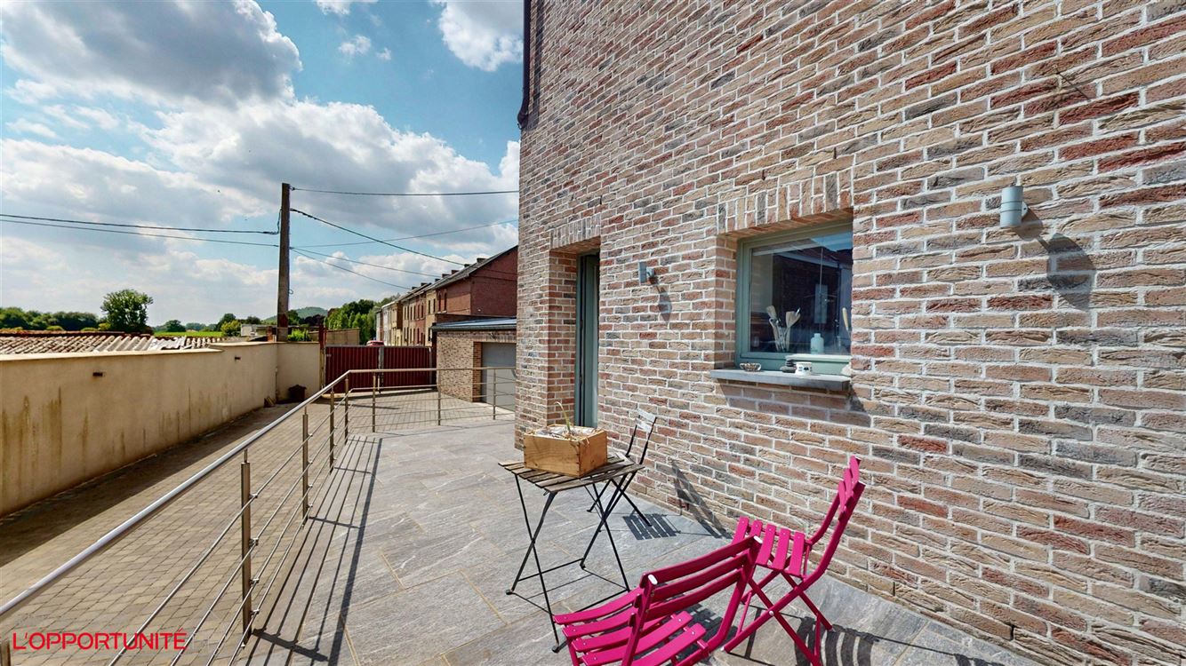 Splendide maison entièrement rénovée trois chambres, avec grande terrasse, parking, garage et studio totalement independant loué 700€/mois charges comprises.
