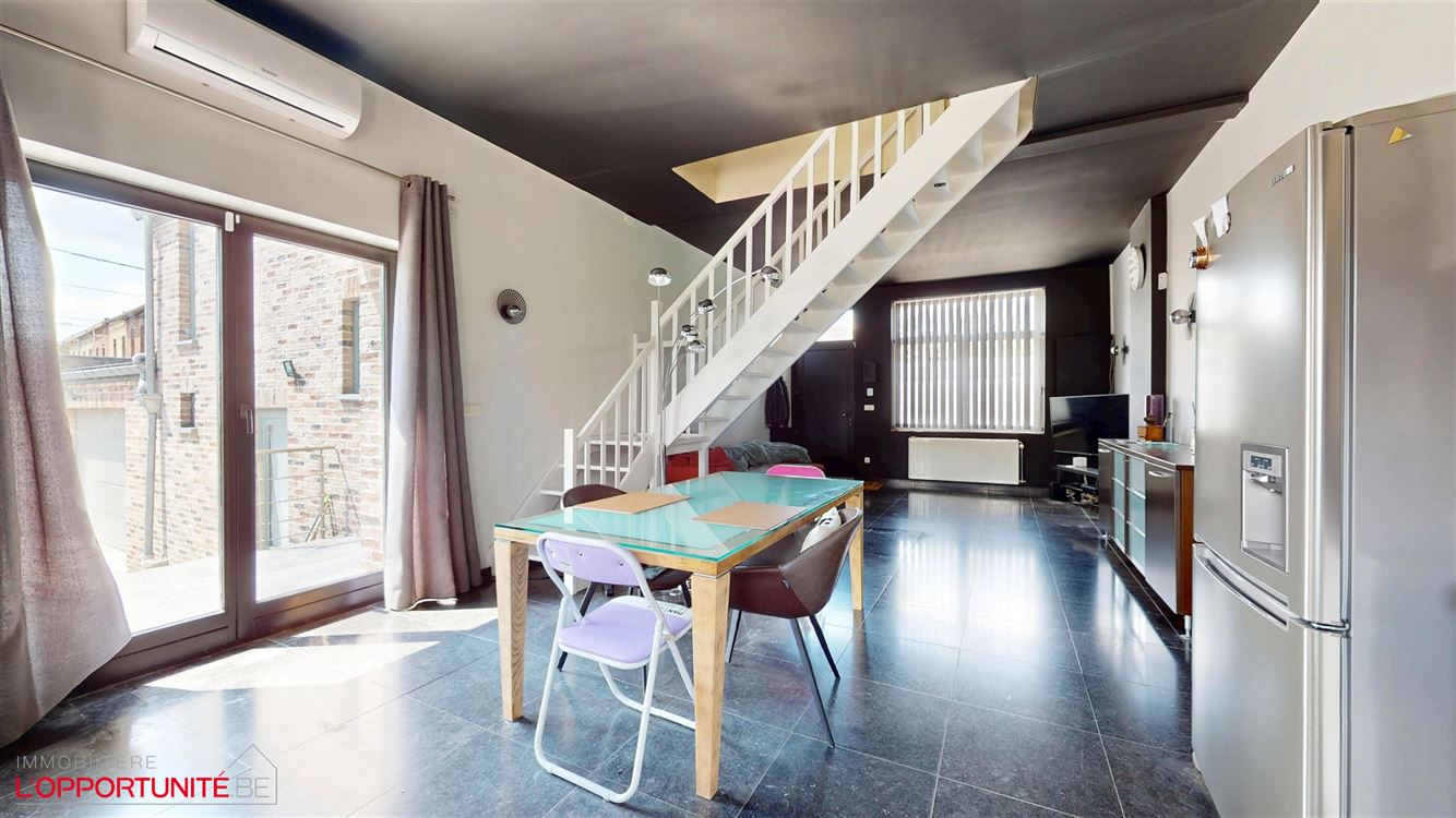 Splendide maison entièrement rénovée trois chambres, avec grande terrasse, parking, garage et studio totalement independant loué 700€/mois charges comprises.