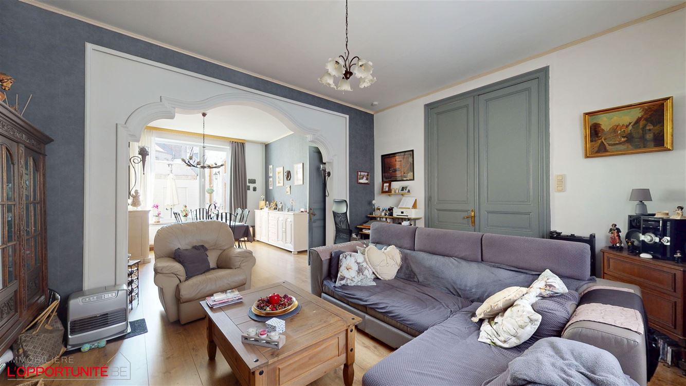 Magnifique maison de maitre, 3 chambres, grand grenier, cour et possiblite de louer un garage.