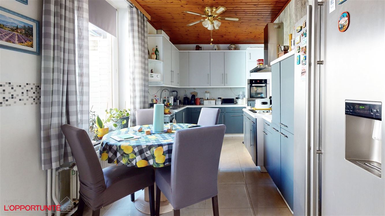 Magnifique maison de maitre, 3 chambres, grand grenier, cour et possiblite de louer un garage.