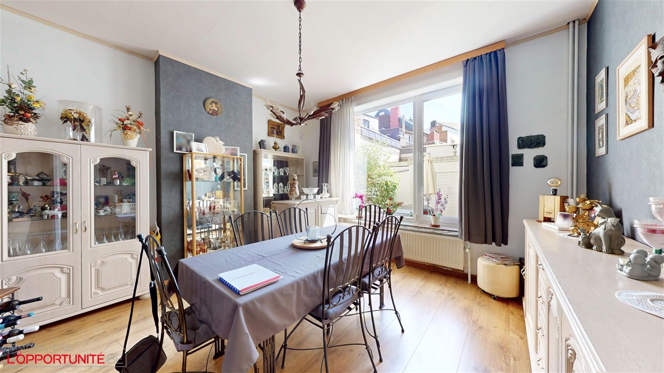 Magnifique maison de maitre, 3 chambres, grand grenier, cour et possiblite de louer un garage.