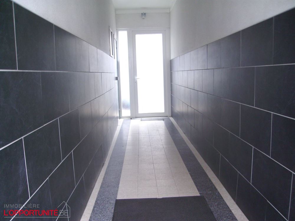 Maison composée de 5 studios loués actuellement avec l'agence immobilière sociale, en ordre d'urbanisme, pompier, permis de location jusqu'en juillet 2028. Rentabilité net de +/- 7%.