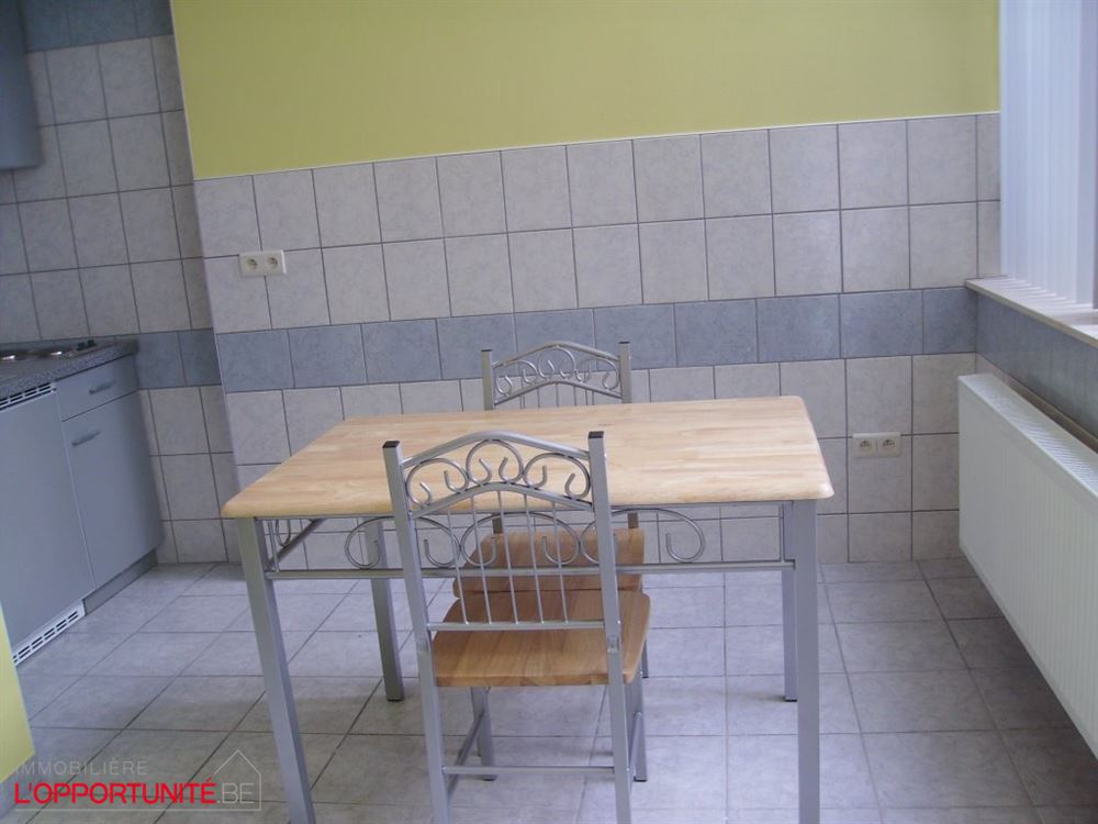 Maison composée de 5 studios loués actuellement avec l'agence immobilière sociale, en ordre d'urbanisme, pompier, permis de location jusqu'en juillet 2028. Rentabilité net de +/- 7%.