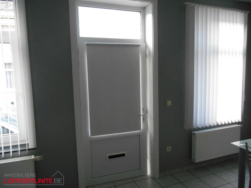 Maison composée de 5 studios loués actuellement avec l'agence immobilière sociale, en ordre d'urbanisme, pompier, permis de location jusqu'en juillet 2028. Rentabilité net de +/- 7%.