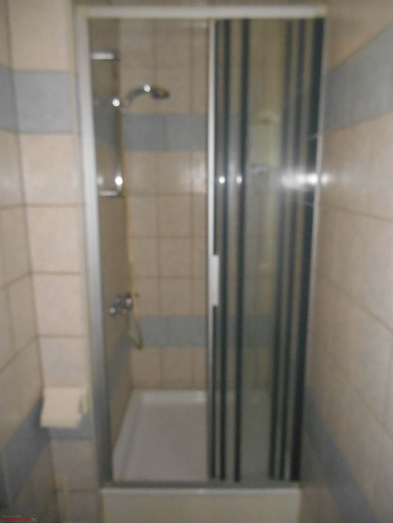 Maison composée de 5 studios loués actuellement avec l'agence immobilière sociale, en ordre d'urbanisme, pompier, permis de location jusqu'en juillet 2028. Rentabilité net de +/- 7%.