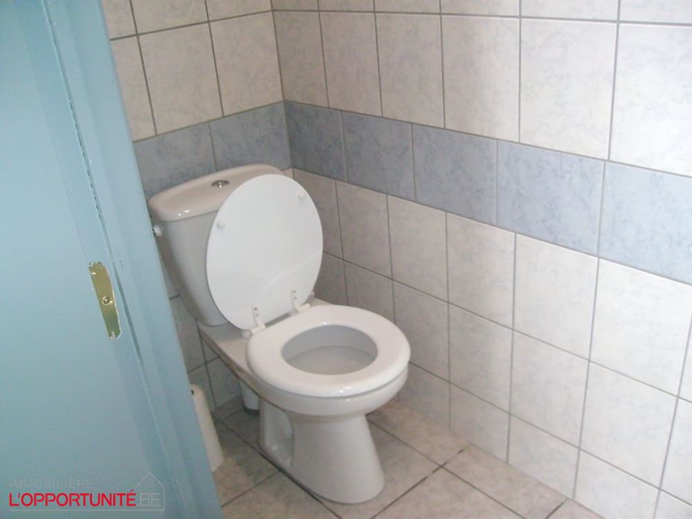 Maison composée de 5 studios loués actuellement avec l'agence immobilière sociale, en ordre d'urbanisme, pompier, permis de location jusqu'en juillet 2028. Rentabilité net de +/- 7%.