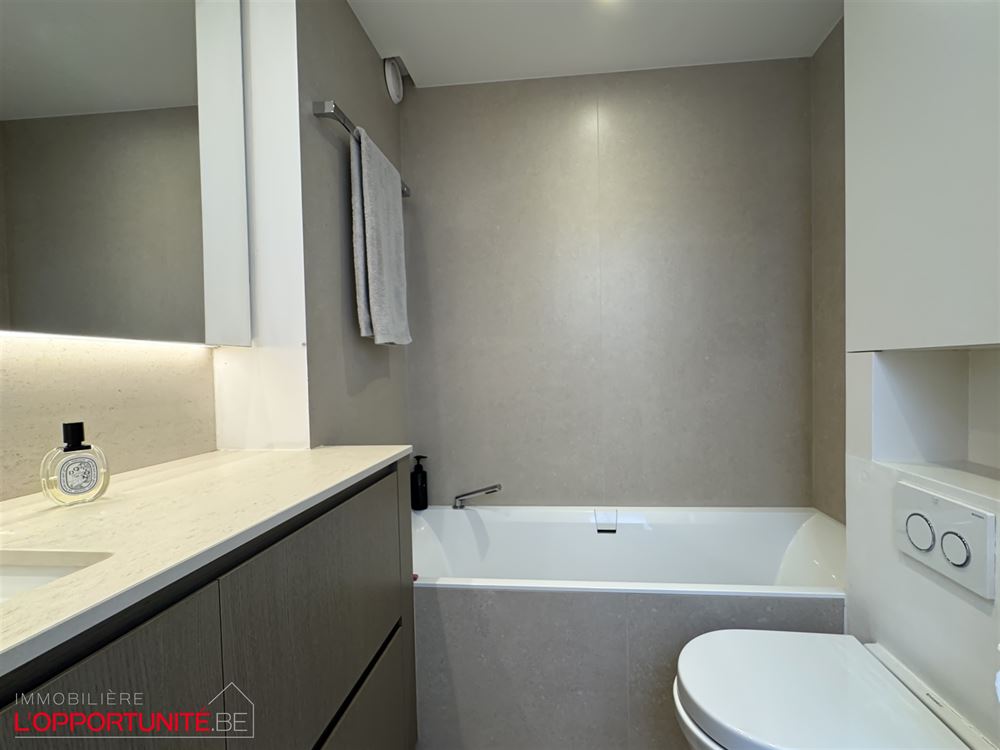 TB appartement ensoleillé,  fraîchement rénové, vue mer partiel (5 ° étage)