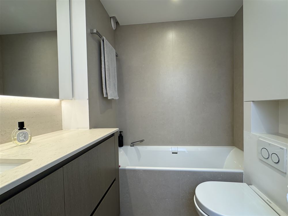 TB appartement ensoleillé, fraîchement rénové, vue mer partiel (5 ° étage)