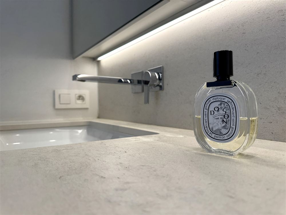 TB appartement ensoleillé, fraîchement rénové, vue mer partiel (5 ° étage)