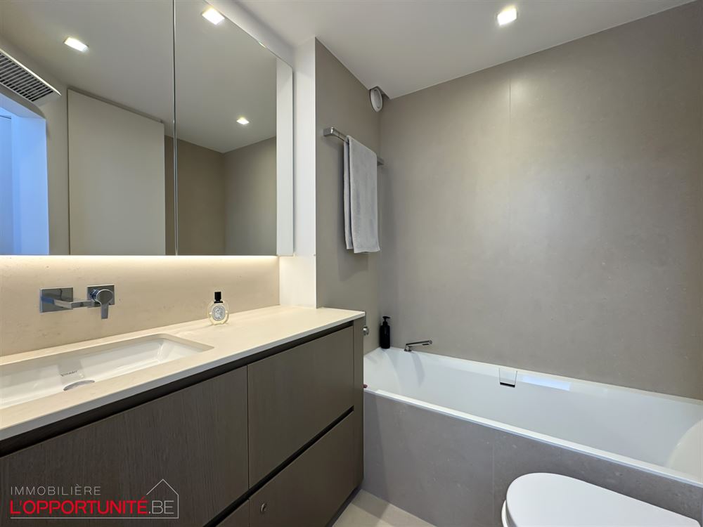 TB appartement ensoleillé,  fraîchement rénové, vue mer partiel (5 ° étage)