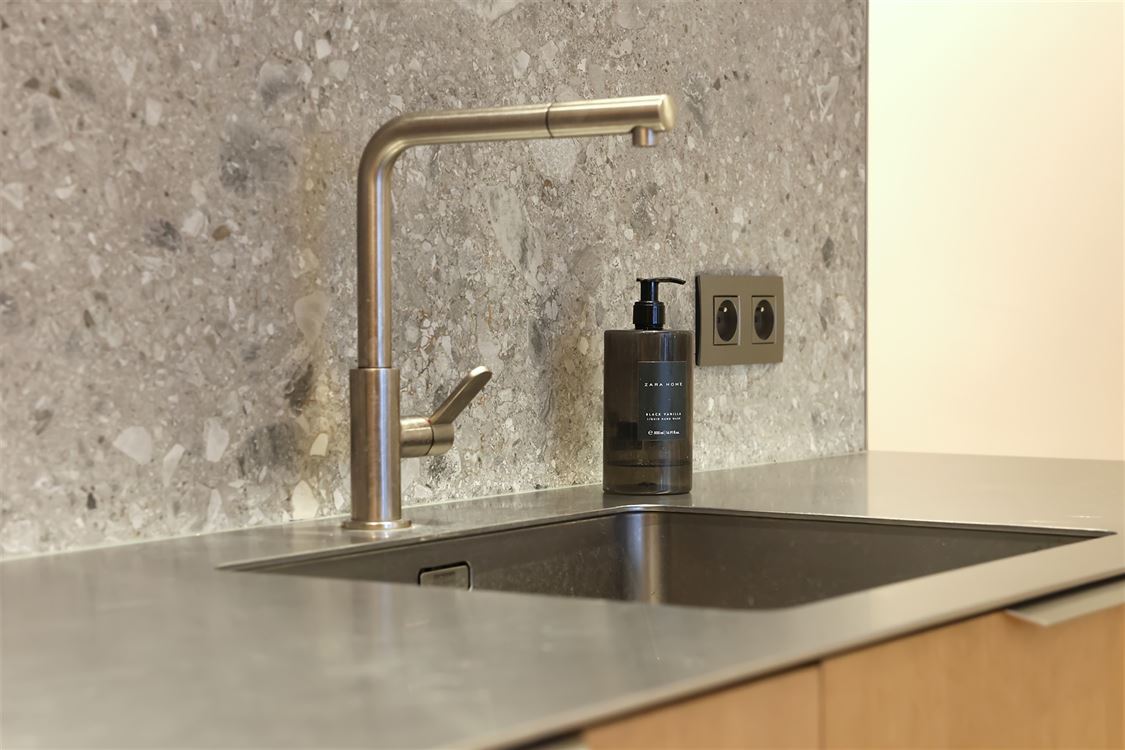 TB appartement ensoleillé, fraîchement rénové, vue mer partiel (5 ° étage)
