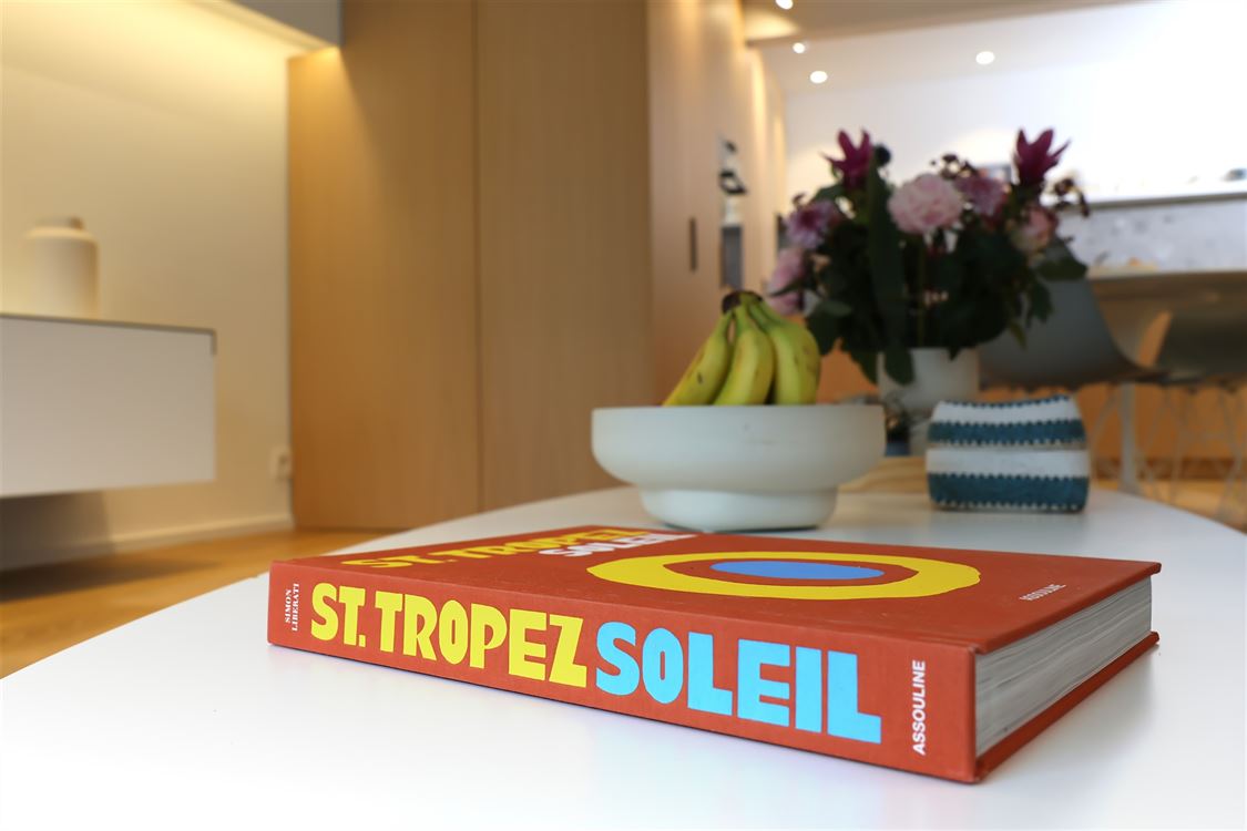 TB appartement ensoleillé, fraîchement rénové, vue mer partiel (5 ° étage)