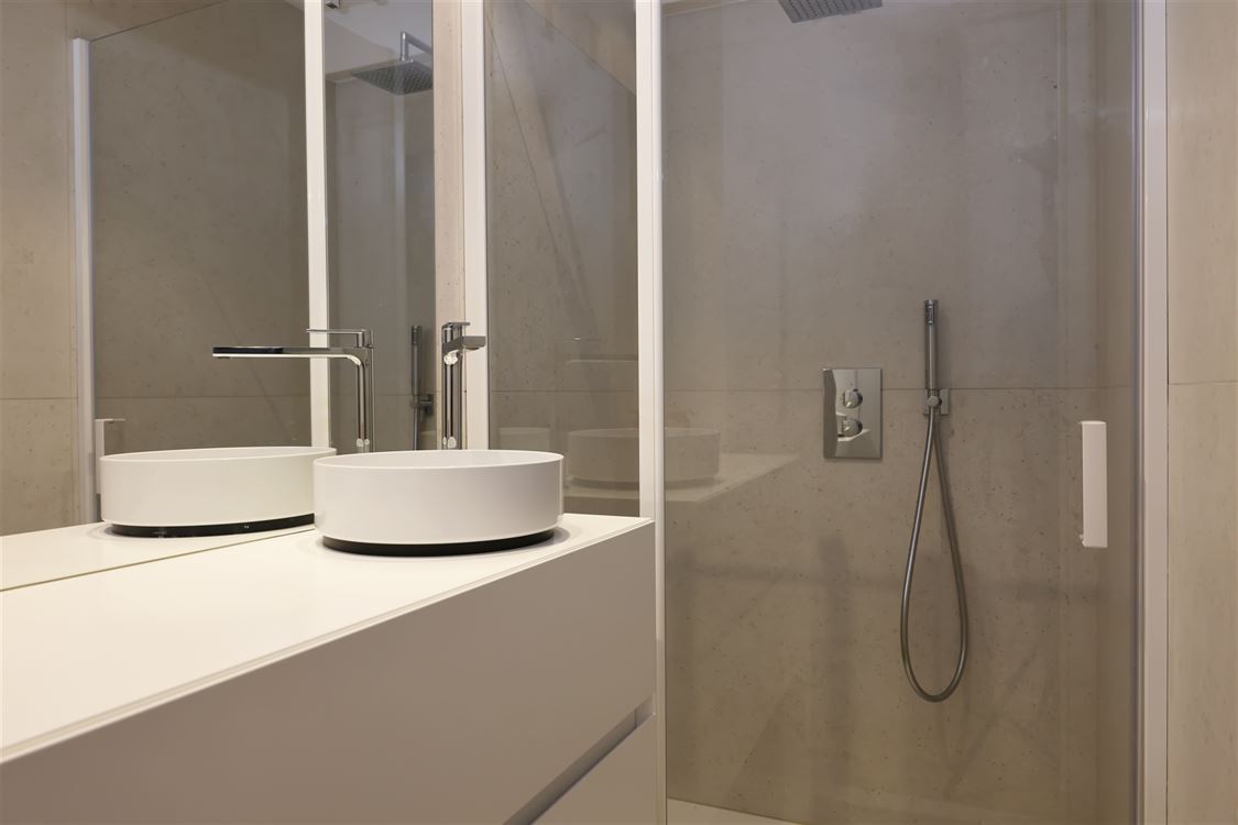 TB appartement ensoleillé, fraîchement rénové, vue mer partiel (5 ° étage)