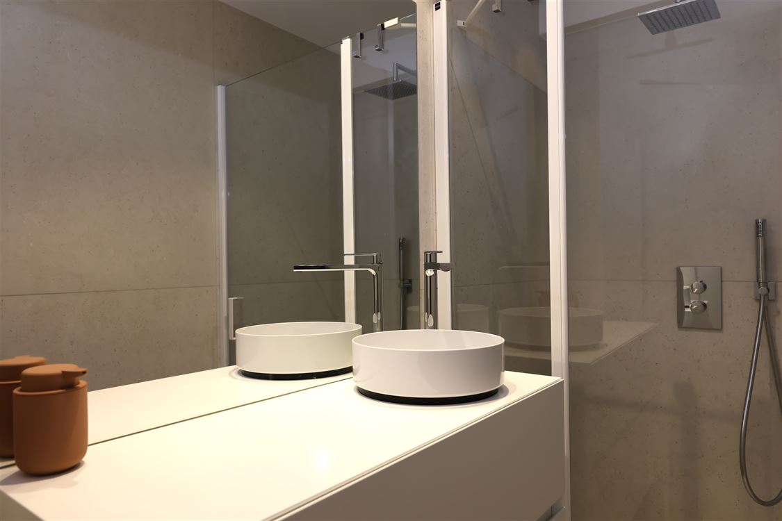 TB appartement ensoleillé, fraîchement rénové, vue mer partiel (5 ° étage)