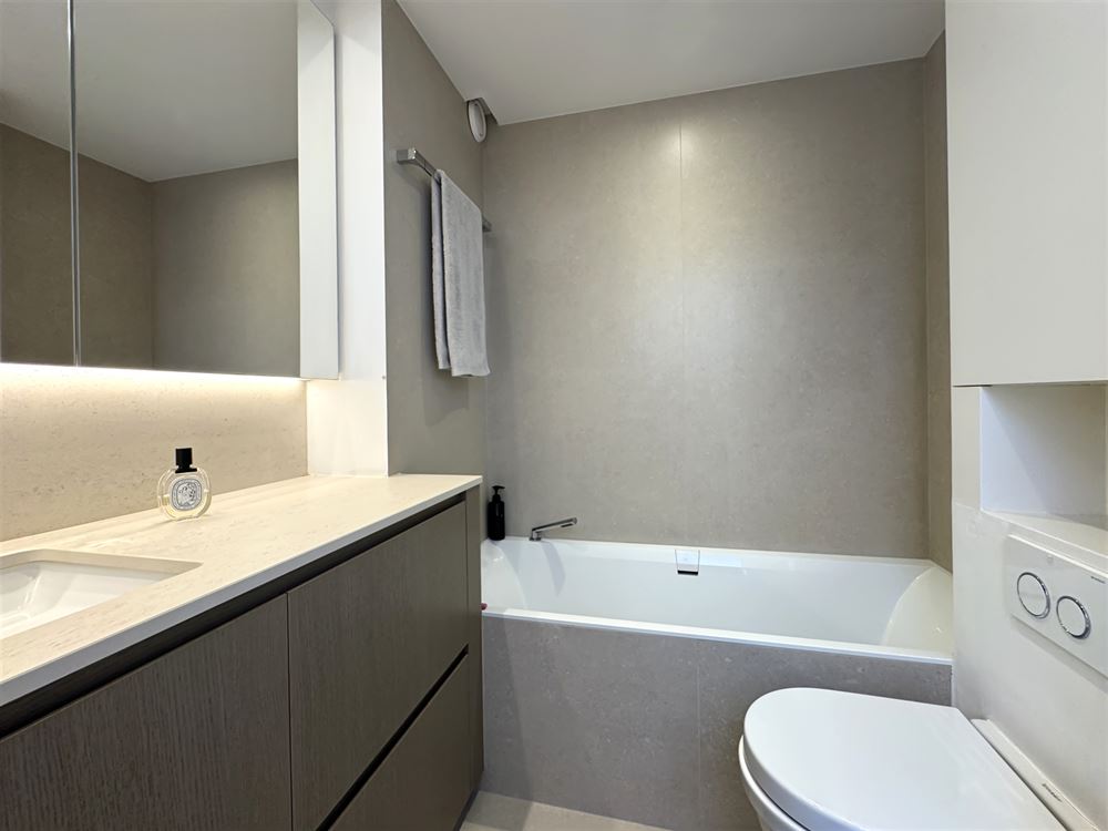 TB appartement ensoleillé, fraîchement rénové, vue mer partiel (5 ° étage)