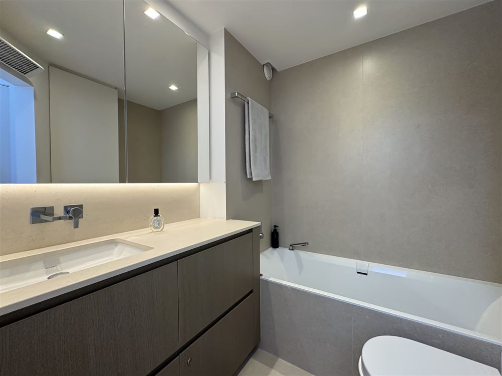 TB appartement ensoleillé, fraîchement rénové, vue mer partiel (5 ° étage)