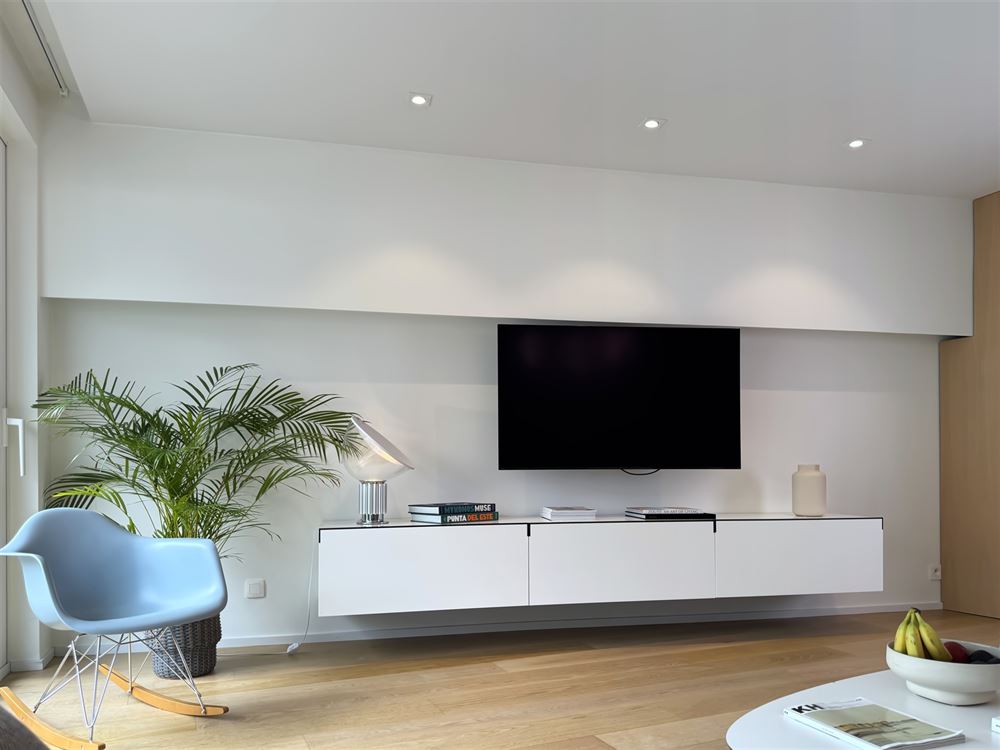 TB appartement ensoleillé, fraîchement rénové, vue mer partiel (5 ° étage)