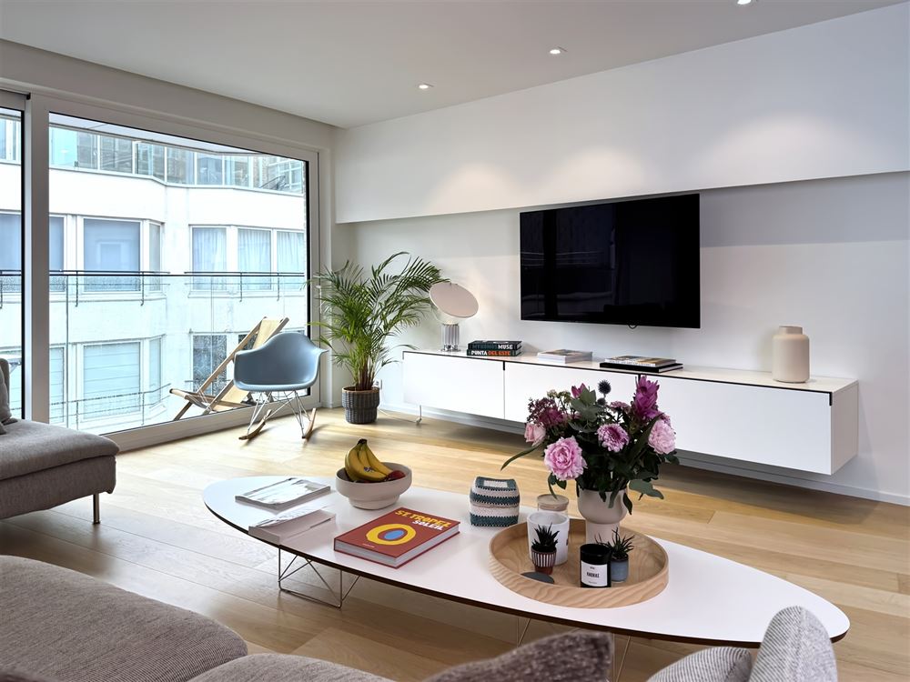 TB appartement ensoleillé, fraîchement rénové, vue mer partiel (5 ° étage)