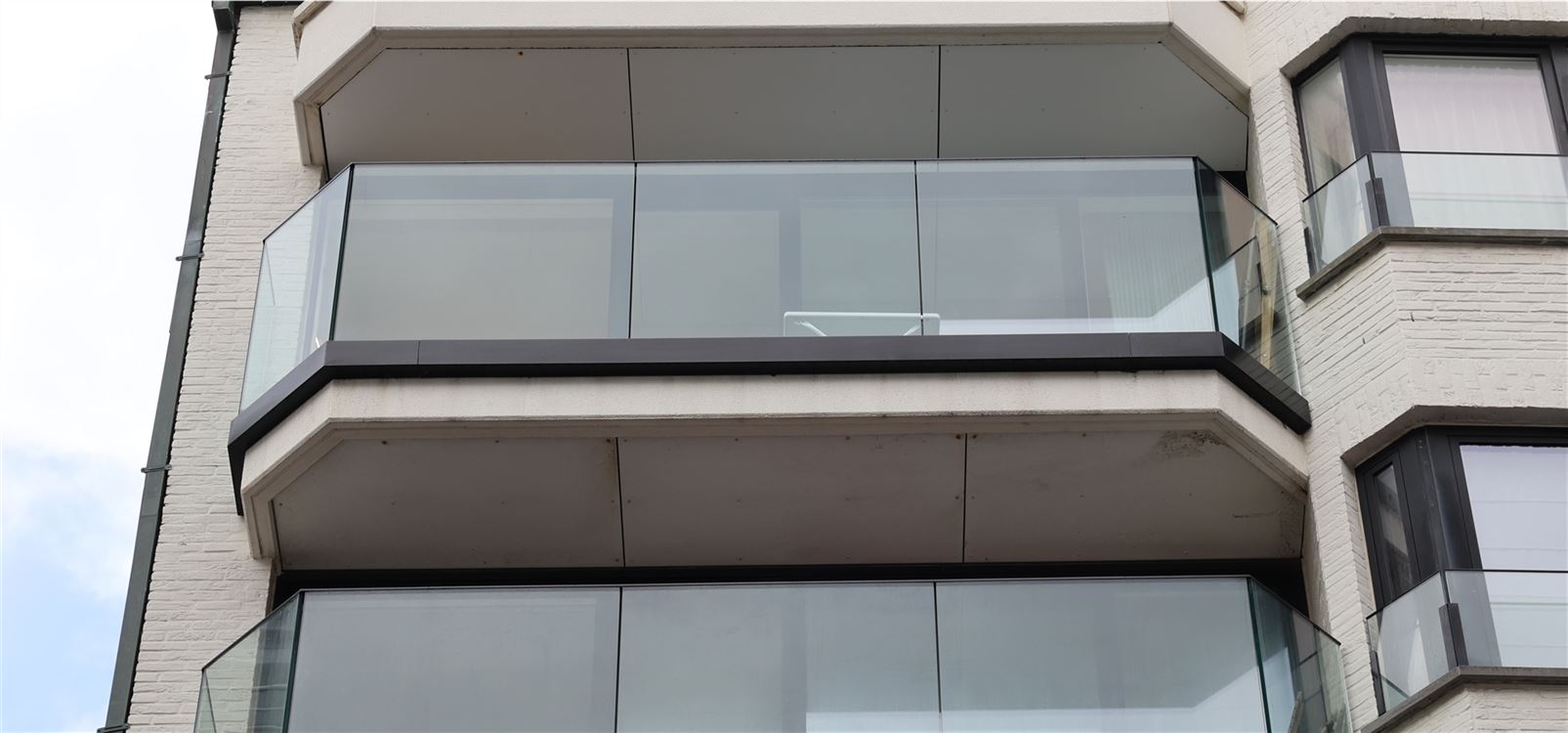 TB appartement ensoleillé, fraîchement rénové, vue mer partiel (5 ° étage)