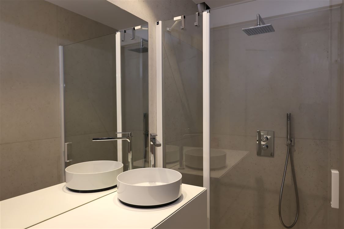 TB appartement ensoleillé, fraîchement rénové, vue mer partiel (5 ° étage)