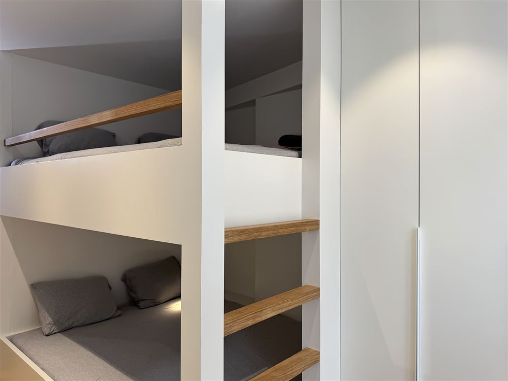 TB appartement ensoleillé, fraîchement rénové, vue mer partiel (5 ° étage)