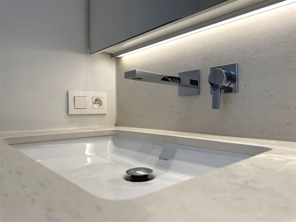 TB appartement ensoleillé, fraîchement rénové, vue mer partiel (5 ° étage)