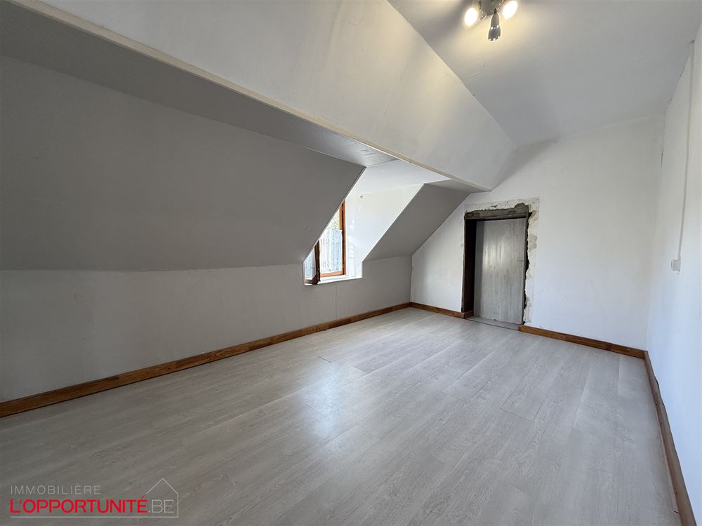 Opportunité rare, ensemble de 2 maisons totalement à restaurer. Cinq chambres possibilité 5 chambres de plus dans les greniers, grand jardin, entrepot à restaurer.