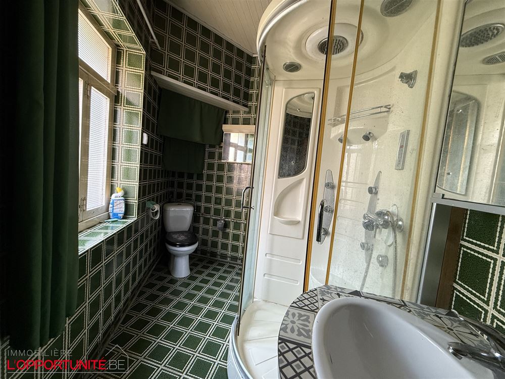 Opportunité rare, ensemble de 2 maisons totalement à restaurer. Cinq chambres possibilité 5 chambres de plus dans les greniers, grand jardin, entrepot à restaurer.