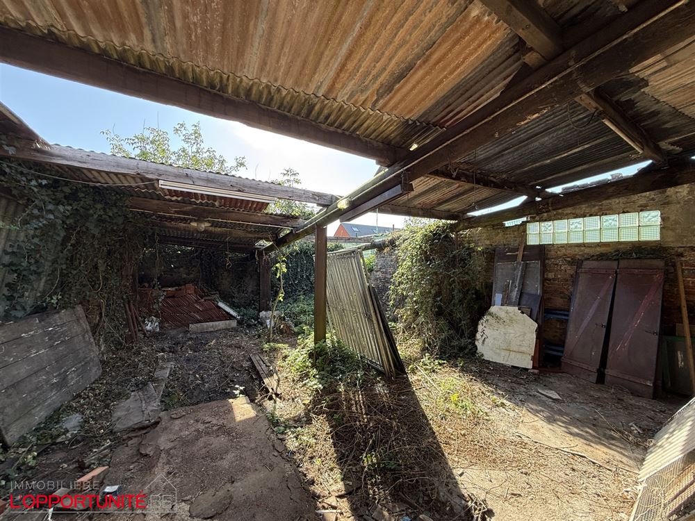 Opportunité rare, ensemble de 2 maisons totalement à restaurer. Cinq chambres possibilité 5 chambres de plus dans les greniers, grand jardin, entrepot à restaurer.