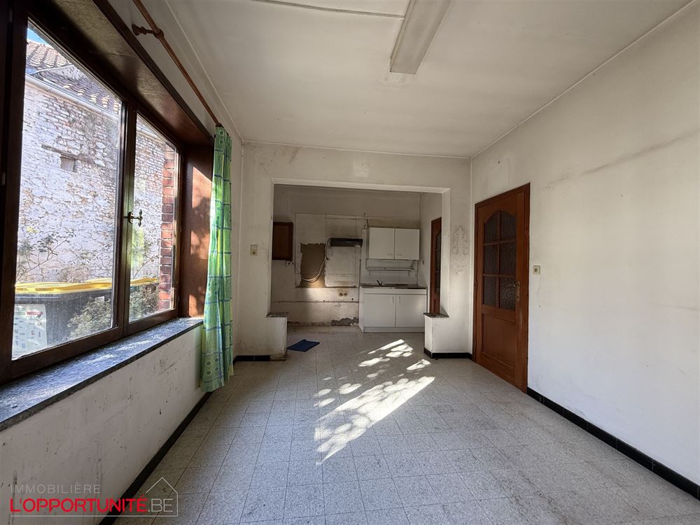 Opportunité rare, ensemble de 2 maisons totalement à restaurer. Cinq chambres possibilité 5 chambres de plus dans les greniers, grand jardin, entrepot à restaurer.