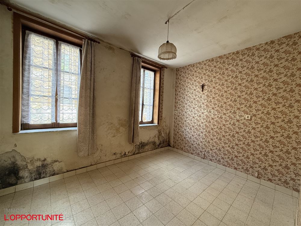 Opportunité rare, ensemble de 2 maisons totalement à restaurer. Cinq chambres possibilité 5 chambres de plus dans les greniers, grand jardin, entrepot à restaurer.