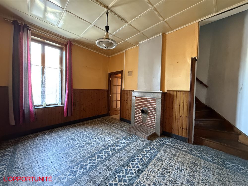 Opportunité rare, ensemble de 2 maisons totalement à restaurer. Cinq chambres possibilité 5 chambres de plus dans les greniers, grand jardin, entrepot à restaurer.