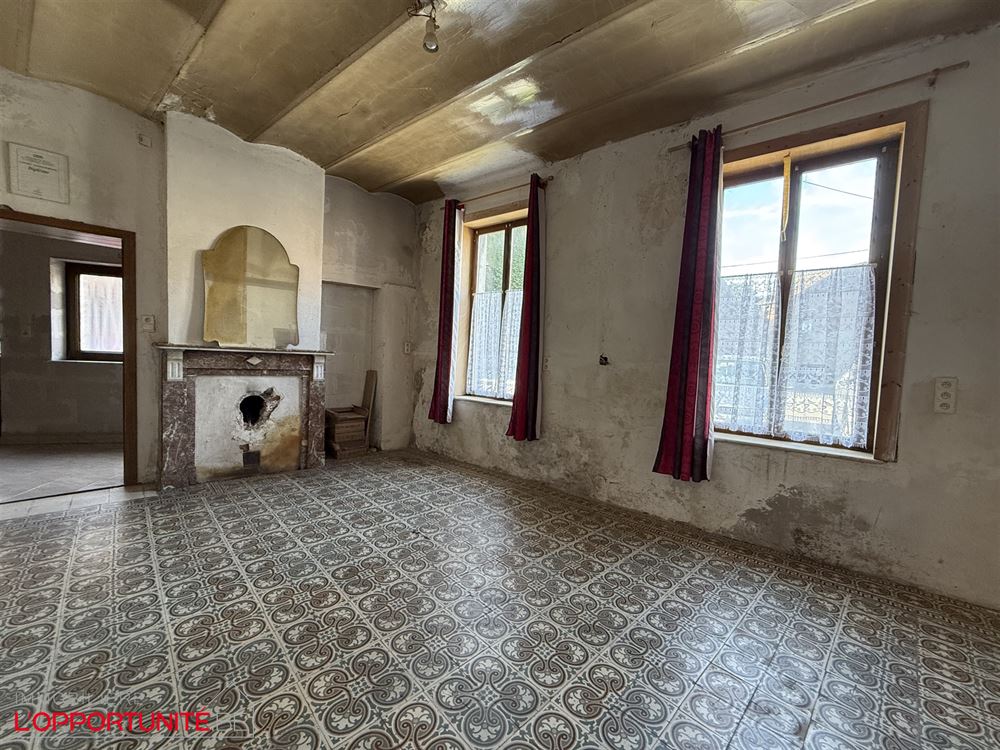 Opportunité rare, ensemble de 2 maisons totalement à restaurer. Cinq chambres possibilité 5 chambres de plus dans les greniers, grand jardin, entrepot à restaurer.